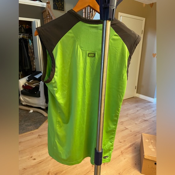 ASICS sleeveless workout shirt , size L - Picture 3 of 4